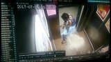 监控拍摄妈妈自顾自的玩手机，不料女儿的手被电梯门夹住