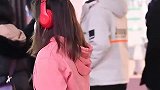 太古里街拍时尚穿搭美女，这纹身也太个性了吧