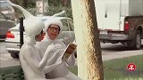 爆笑！两个男子穿奇特衣服街头求爱,女生不好拒绝,场面一度尴尬
