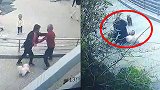 警方通报78岁老人遛狗被打倒在地：狗追人引不满