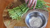 大厨教你做好吃的芹菜炒香干，口感爽脆，味道鲜美，简单易上手！