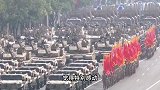 各行各业都在自己的角落看阅兵！工人在施工围挡里看阅兵默默擦泪