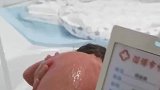 孩子刚出生，护士就这样给他洗澡