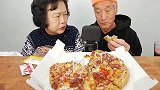 韩国可爱爷奶吃披萨