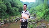 农村王四：明二哥去河里抠螃蟹，现场就做成烤串，原汁原味的吃法