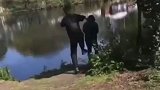 英国：两名青少年将钓鱼老人踢进河里，自首后被控殴打他人