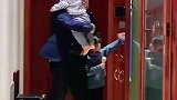 爷爷每次回家，孙子都是用这样的方式欢迎爷爷，果然是隔辈亲