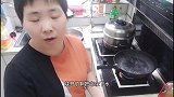 东坡猪蹄，香、辣入口即化，小丽还没吃够