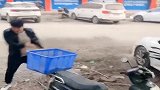爸爸洗车，结果却被小情人恶搞，下一幕忍住别笑！