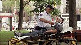 邀请路人为伤员和饮料，结果却到在伤员的身上，路人非常尴尬