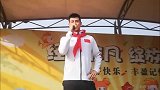 方硕参加北京某小学校园篮球活动 被学生代表赠予红领巾