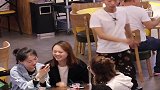 小伙搞笑整蛊小姐姐，直接给姑娘整傻眼了，这是遇上强盗了吗？