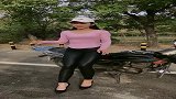 身穿深色裤子女士