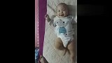 小宝宝自己吃面条，接下来开启自嗨模式，妈妈无语了！