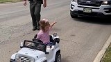 小姑娘因为“无证驾驶”，被警官盘查