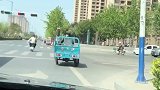 三轮车在路口等红灯，三个轮子都有各自的想法