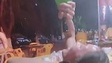看看女人喝多了有多可怕，又哭又笑还要继续喝