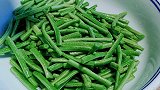 这才是豇豆最过瘾的吃法，我家一周吃3次，是菜也是饭，管饱又解
