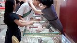 男子在金店试戴金项链跑去照镜子