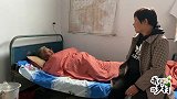 公公拔牙后闷闷不乐，儿媳一说带他去找亲家，公公高兴地像个孩子
