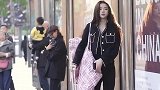 越是漂亮的女人为了节俭不得不挤公交