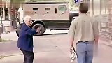 国外恶搞：老太太光天化日炸运钞车，路人的反应亮了！