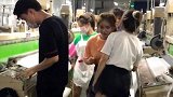 这是整个工厂唯一的小哥哥，整天都被姑娘包围！