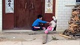 大哥小小年纪经历了一些事
