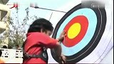 综合-15年-印度3岁女孩射箭破全国纪录 比赛颁奖都表情淡定-新闻