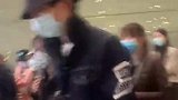 机场直拍！成毅包裹严实低调现身获众多粉丝接机人气高