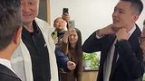 杨鸣杜锋同台解说 赛前化妆间二人握手致意