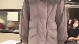 穿豆沙色羽绒服的小姐姐是我的女朋友，很喜欢她的穿衣风格