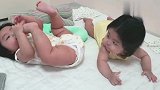 双胞胎妹妹“还没学会翻身的我内心是崩溃的！”