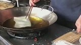 街边炸裸条卷，还是第一次见，差点以为是拿卫生纸在吸油！