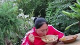 胖妹嘴馋把白菜猪肉炖一锅，吃相看馋了，冬天来上一碗真绝了