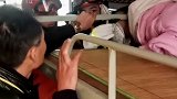 大余 13岁中学生中午睡觉，发现头不对劲！卡了、卡了……万能的消防员 救人 成功