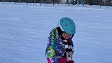 四岁女儿第一次滑雪