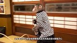 男孩喂食猴子，结果食物不慎掉落，猴子直接翻脸