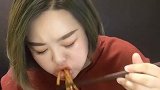 大姐吃筷子粗的拉面，简直就是吸进肚子里的，看她吃的多香
