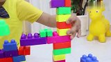 小萝莉玩积木，搭建城堡