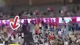 实拍詹姆斯中国行 上海交大球馆内的一半都没坐满