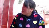 欢欢和小小给邻居家小孩扎辫子，小帅哥秒变小萌妹，真搞笑