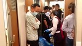 购买无座票的乘客不愿意让位置，与列车保洁发生争执