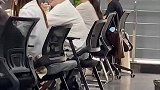 一眼过去没发现问题，不对吧你怎么在这里，网友上班还能摸狗