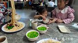 河南小夫妻穷游中国，4个人吃两碗饭，花了24元吃的真舒服
