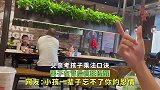 父亲考孩子乘法口诀，男子在背后疯狂提醒