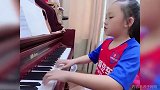 为重庆而战！小球迷为重庆当代大哥哥们自弹自唱助威歌