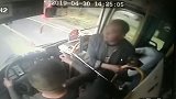 6旬大爷酒后殴打公交司机 乘客上前劝阻也被殴打
