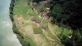 航拍广西山区农村，看上去都是泥瓦房，你们看了有何感受？