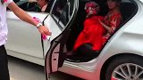 新娘下车，新郎怕媳妇绊倒，新郎极速跑过来